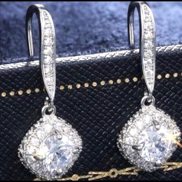 The Drop Dead Gorgeous Dangle Earring in white sapphire and 925 - Picture 1 of 7